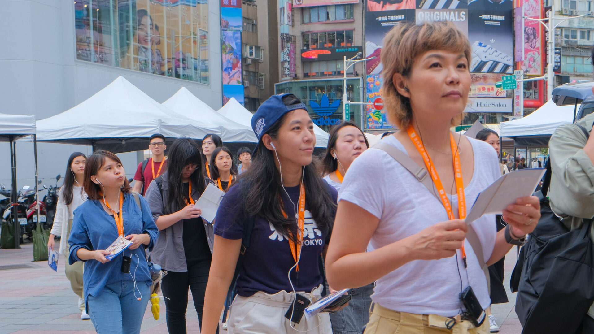 聯合利華的夥伴正在參與島內散步「彩虹足跡」導覽活動